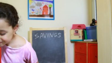 Kız onun parası bir servet kaydeder.