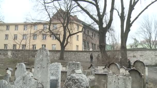 Alter jüdischer Friedhof mit hebräischen Wörtern auf Grabsteinen — Stockvideo