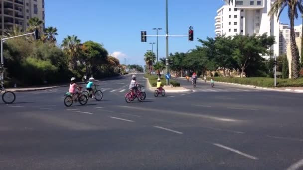 Israelis ride bycicles on Yom Kippur — Stock Video