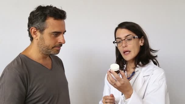 Doktor açıklamak için hasta üzerinde gıda supliments — Stok video