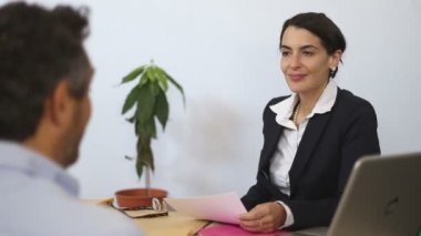 CV iş görüşmesi sunulması