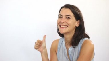 İyi görünümlü kadın başparmak yukarı