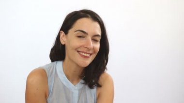 Güzel model yüzü farklı tepkiler