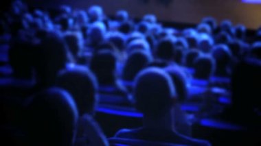 Seyirci alkışlar eller