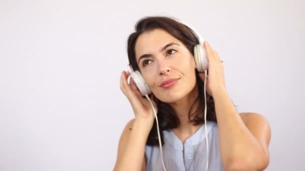 Аутентичная женщина слышит музыку — стоковое видео