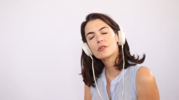 Mulher bonita com fones de ouvido brancos — Vídeo de Stock