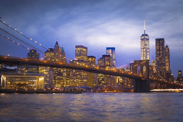 Panoramic view of Manhattan midtown at night from Brooklyn