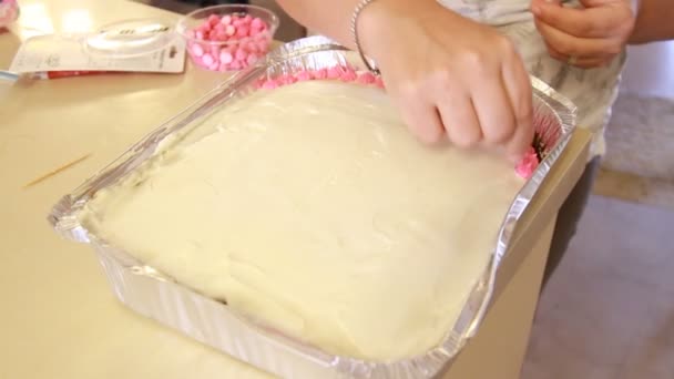 Bolo de creme de decoração — Vídeo de Stock