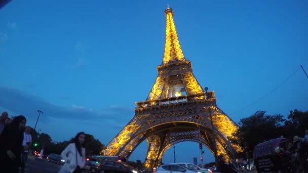 La Torre Eiffel por la noche en París — Vídeo de stock