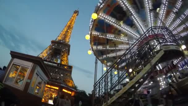 De Eiffel toren bij avond — Stockvideo