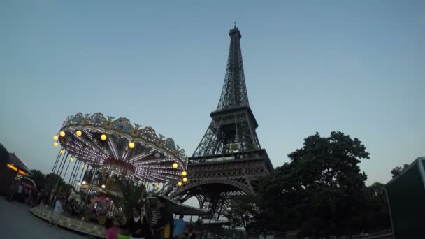 La Torre Eiffel al atardecer — Vídeo de stock