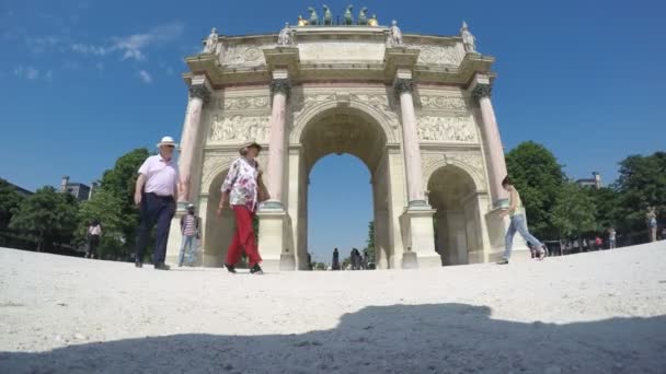 Människor korsar den Arc de Triomphe du Carrousel — Stockvideo