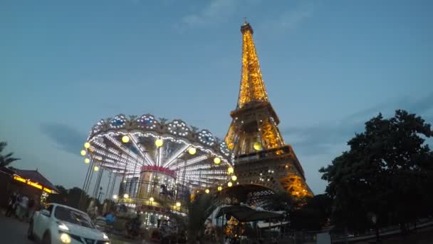 A Torre Eiffel à noite — Vídeo de Stock