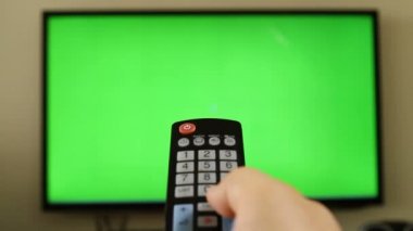 Uzaktan kumanda ile yeşil ekran tv içinde tutarak Pov ekran Led