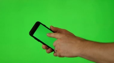 Hareket eden telefon ile yeşil ekran tutan el