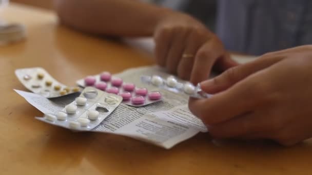 薬の説明書を読んで女性 — ストック動画
