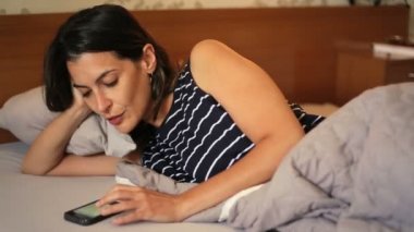 Kadın zevk sohbet üstünde hareket eden telefon