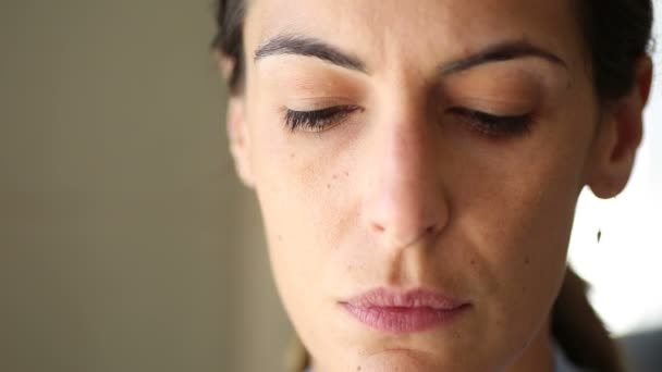 Mujer triste abrir los ojos — Vídeo de stock