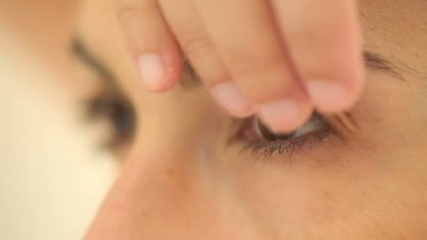 Mujer colocando ojos lentes de contacto — Vídeos de Stock