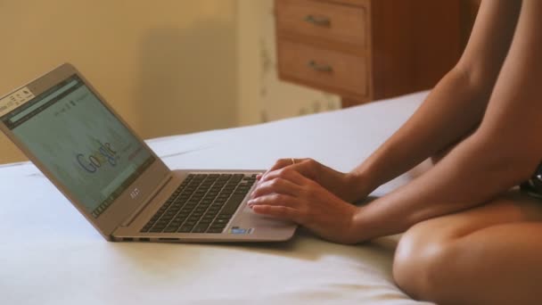 Mulher na cama procurando na web — Vídeo de Stock