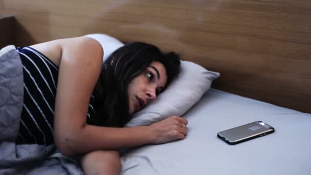 Telefonalarm weckt eine Frau im Bett — Stockvideo