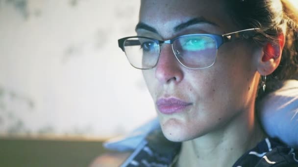 Femme avec des lunettes regarder un écran d'ordinateur — Video