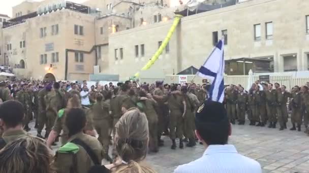 Israeli soldiers singing and dancing at the western wall — Stock Video