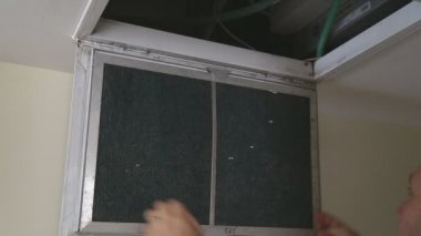 Tozlu hava durumu filtresi temizliği için dışarı çekerek