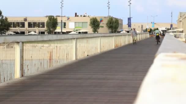 तेल अवीव में बंदरगाह पर पुल पार करने वाले लोगों का समयरेखा — स्टॉक वीडियो