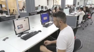 Öğrenci üniversite kitaplığında bilgisayar istasyonunda