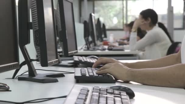 Φοιτήτρια το σταθμό εργασίας του υπολογιστή στη βιβλιοθήκη του κολεγίου — Αρχείο Βίντεο