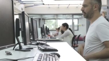 Öğrenci üniversite kitaplığında bilgisayar istasyonunda