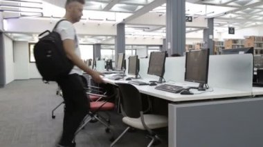 Üniversite Kütüphanesi'nde öğrenci bilgisayar iş istasyonları
