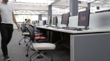 Üniversite Kütüphanesi'nde öğrenci bilgisayar iş istasyonları