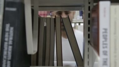 Öğrenci üniversitede okuma kitaplığında