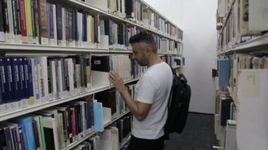 Araştırma Kütüphanesi'nde üniversite öğrencisi