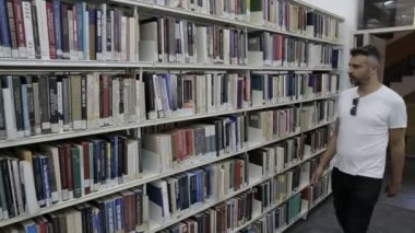 Araştırma Kütüphanesi'nde üniversite öğrencisi