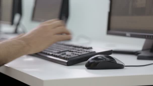 Mano tenendo il mouse del computer — Video Stock