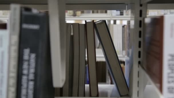 Estudiante en una biblioteca de lectura en el Colegio — Vídeos de Stock