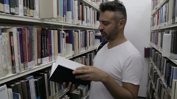 Student i forskningsbibliotek vid College — Stockvideo