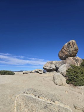 Buzul Noktasında Mavi Gökyüzüne Karşı Kayalar ve Çalılar