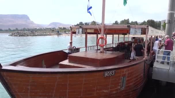 Turistas dejan antiguo barco en el mar de Galilea — Vídeos de Stock