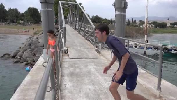 Jovem salta para um rio em câmara super lenta — Vídeo de Stock