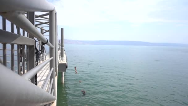 Un gran numero di persone salta dal ponte al fiume — Video Stock