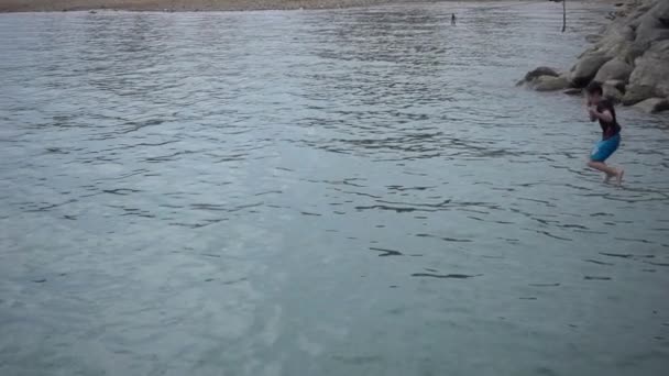 Kind springt in Superzeitlupe ins Wasser — Stockvideo