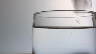 bir cam içine buz küp düşmek