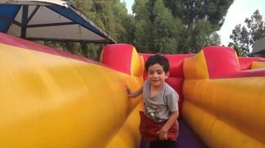 Ağır çekimde şişme bouncy kale çocuk egzersiz