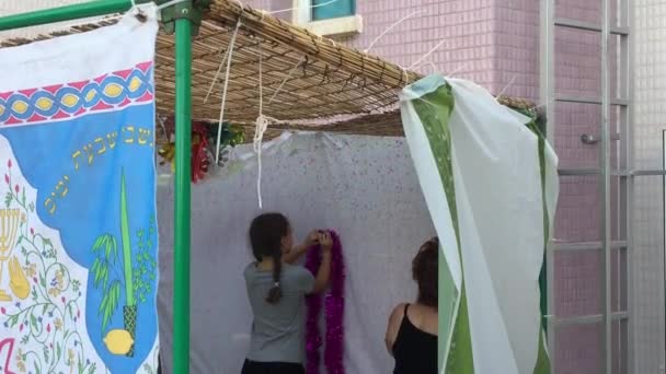 Membangun Sukkah untuk liburan Yahudi — Stok Video