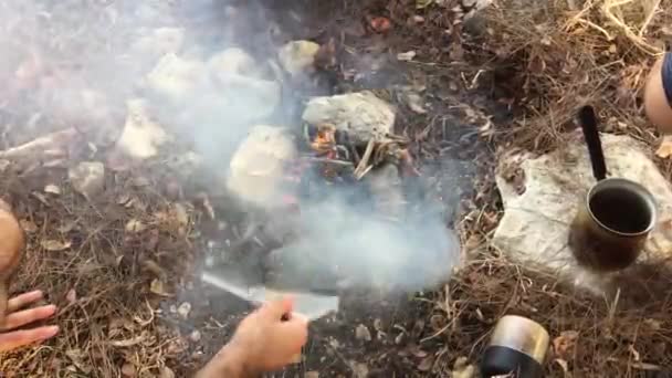 Liting ogień na mały ognisko w lesie — Wideo stockowe