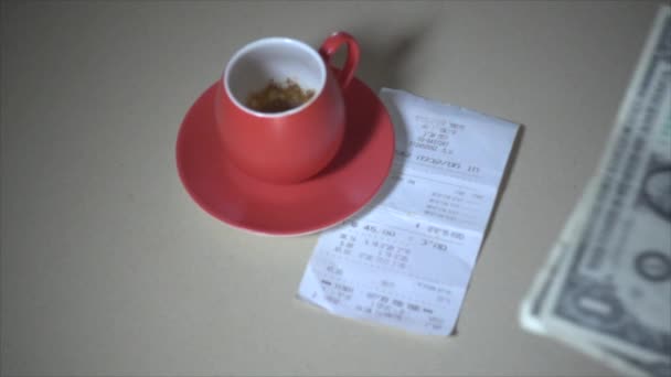 Pay the coffee bill in super slow motion — Stock Video